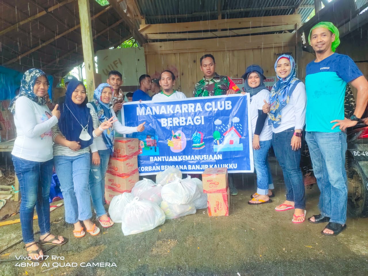 Grup Pertemanan Sehat di Mamuju Kunjungi Korban Banjir Sekaligus Serahkan Bantuan